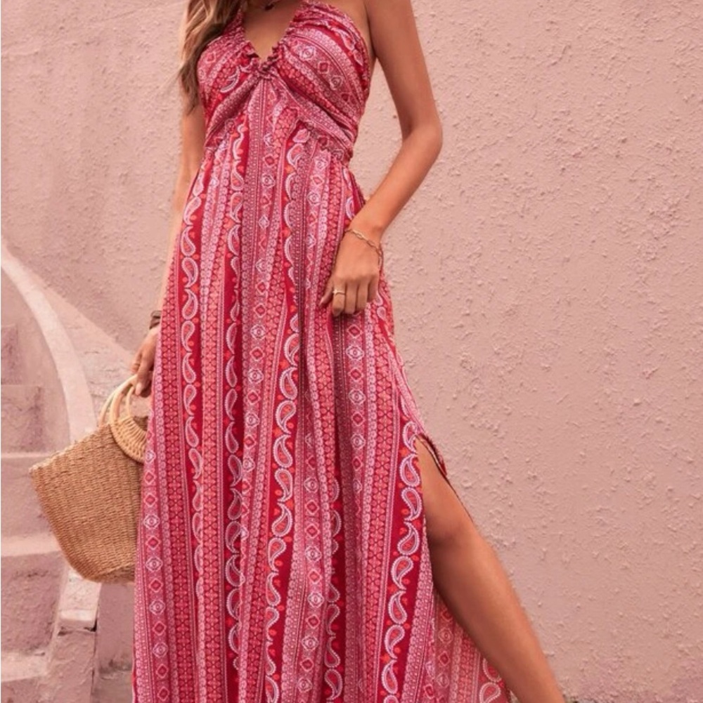 Maxi dress size L has a back zipper and one slit up the thigh